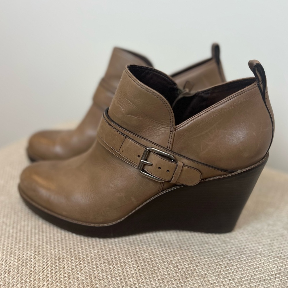 Cole Haan Women's Size 9.5 B NikeAir Zip Up Wedge Ankle Boots Camel Tan Buckle
